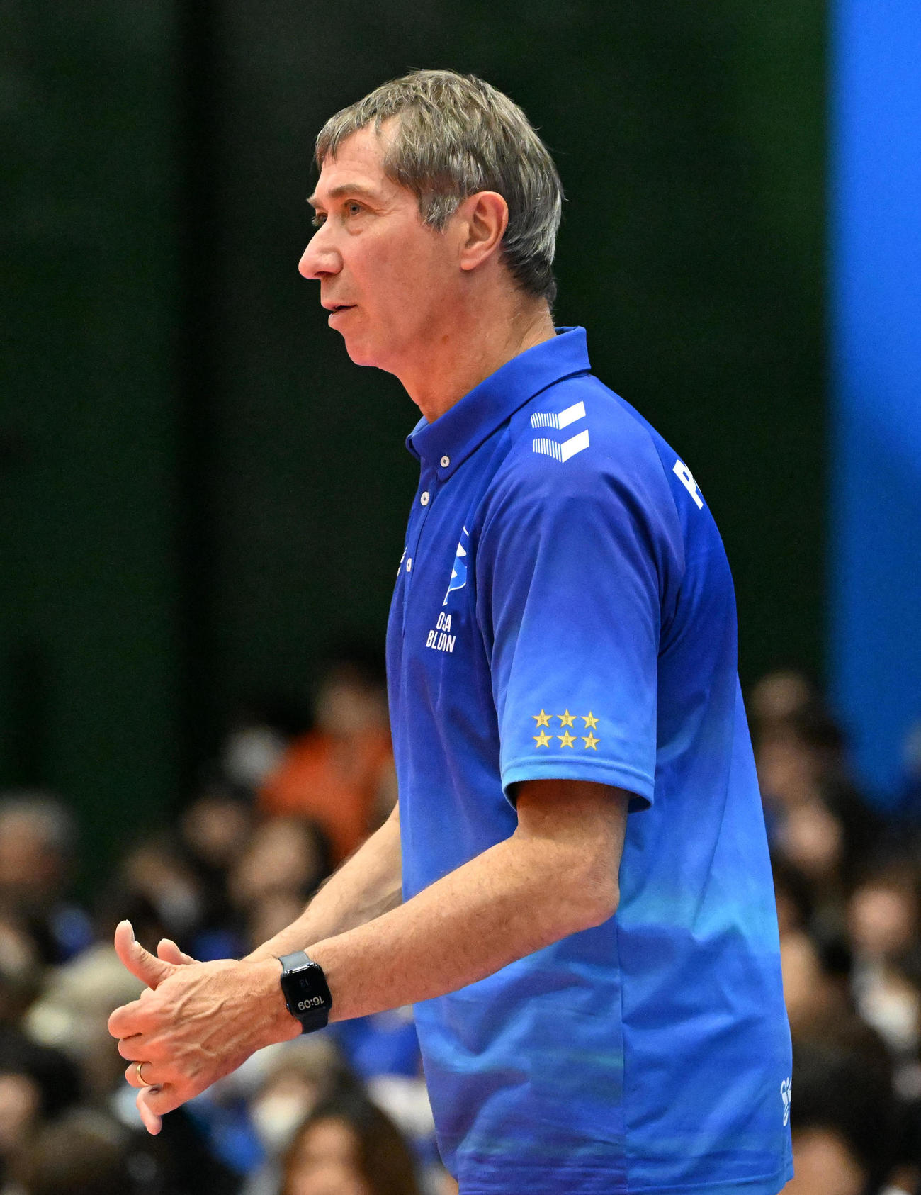 大阪B対東レ静岡　第4セット、選手に声をかけるティリ監督（撮影・石井愛子）