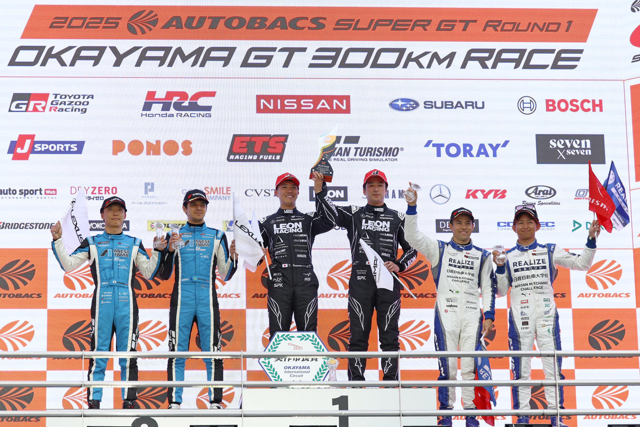 GT300クラスの表彰台