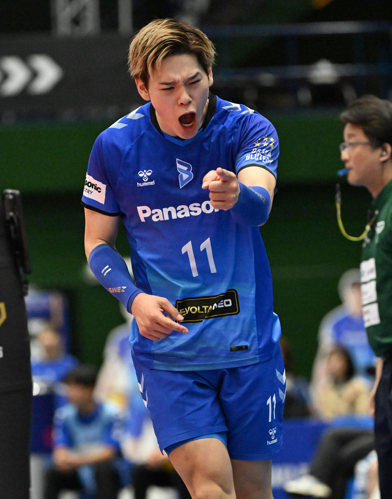 大阪B対東レ静岡　第1セット、得点が入り「フォー」と叫ぶ大阪Bの西田（撮影・石井愛子）