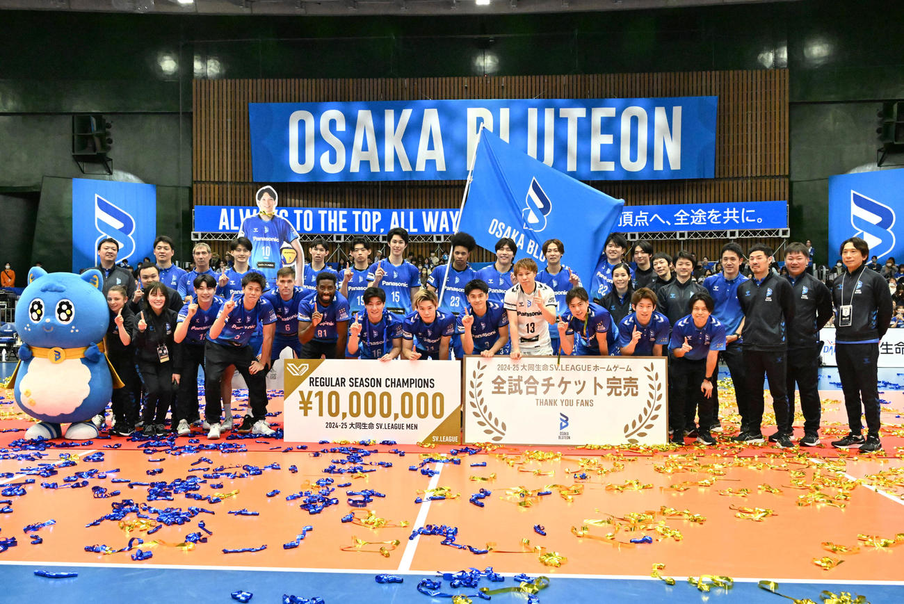 大阪B対東レ静岡　セレモニーで記念撮影をする大阪Bの選手、関係者ら（撮影・石井愛子）