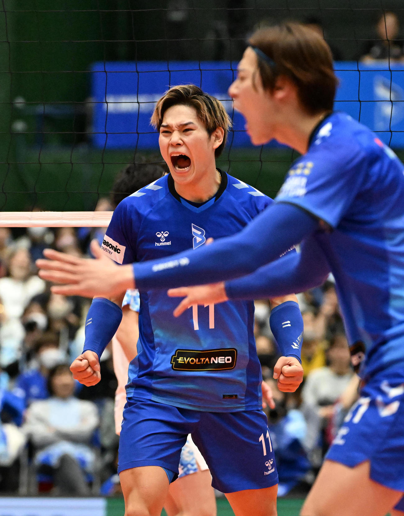 大阪B対東レ静岡　第1セット、得点が入りガッツポーズをする大阪Bの西田（左）。右は永露（撮影・石井愛子）