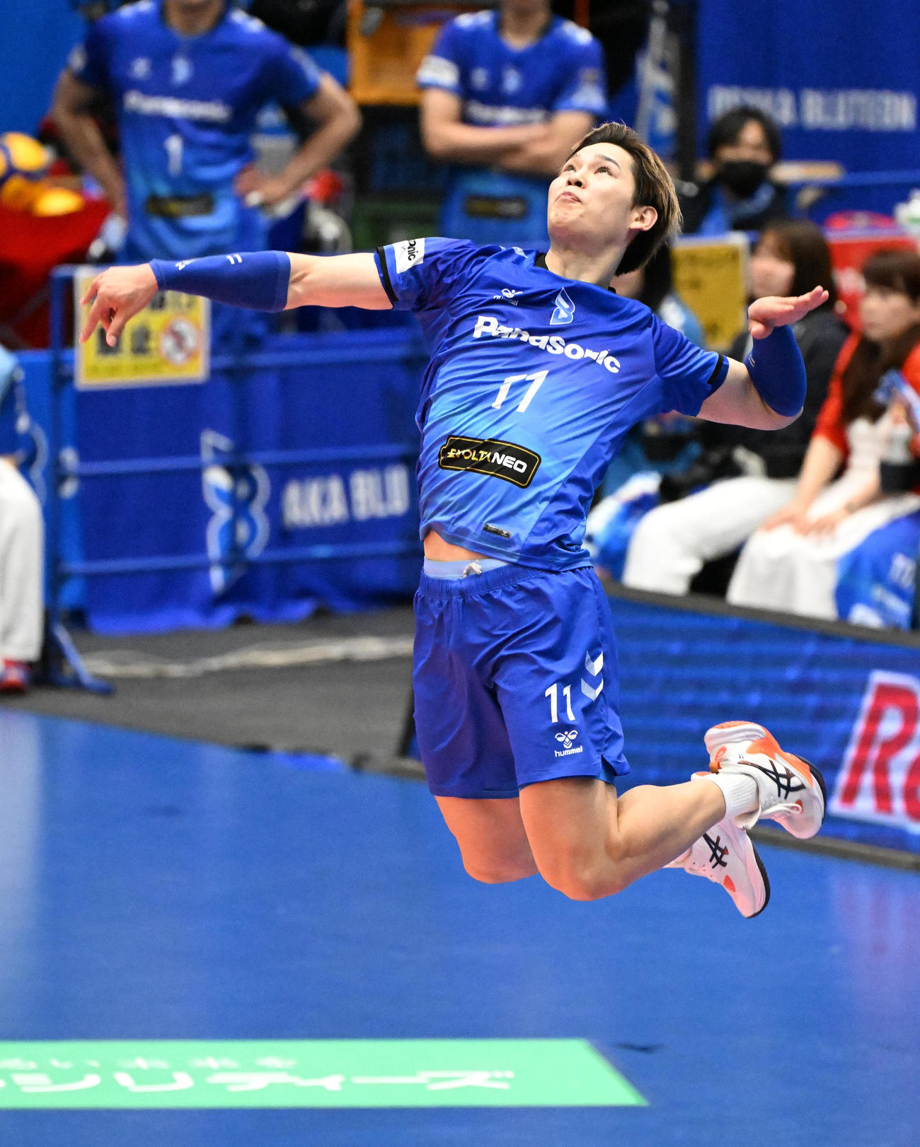 大阪B対東レ静岡　第2セット、サーブを放つ大阪Bの西田（撮影・石井愛子）
