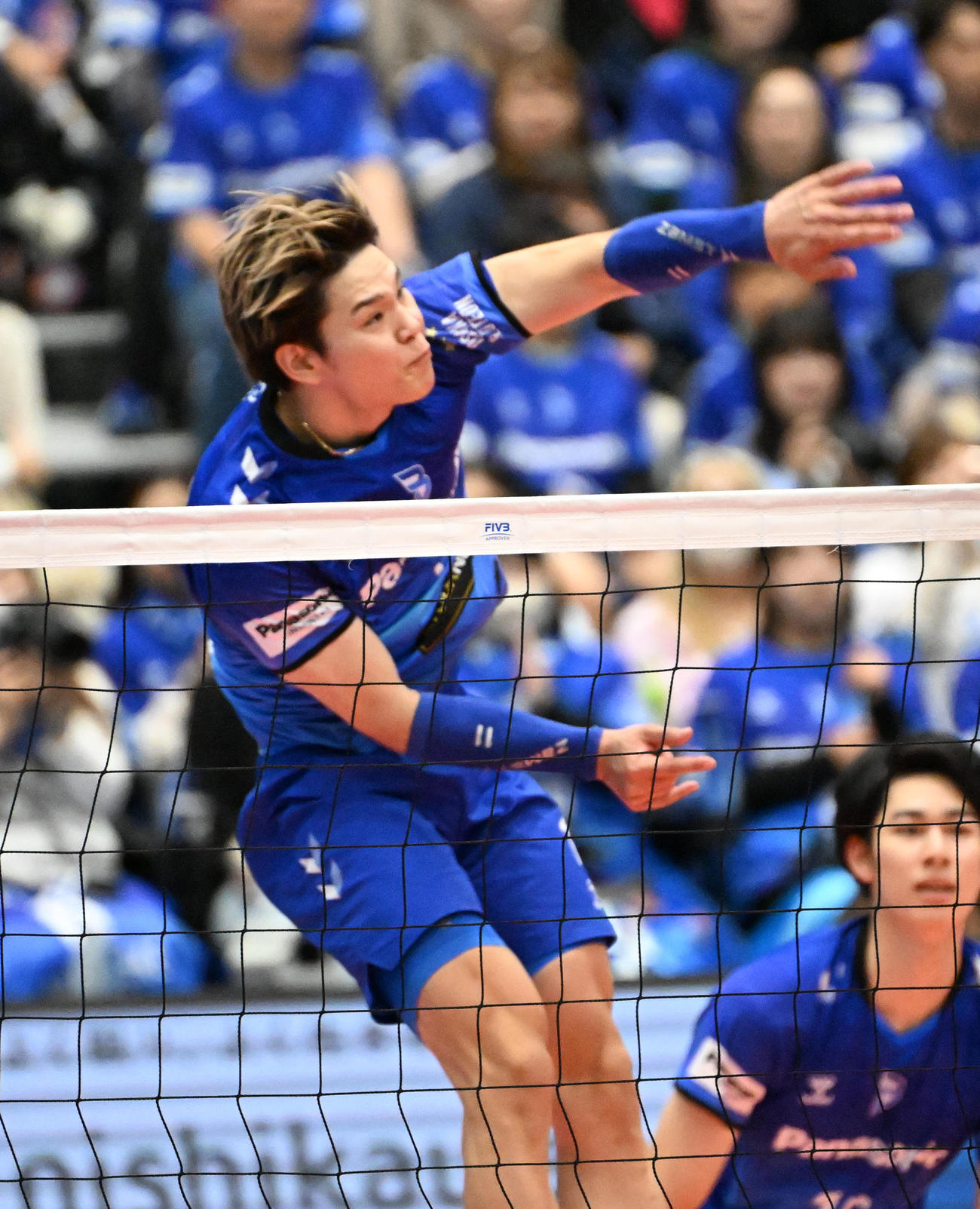 大阪B対東レ静岡　第3セット、スパイクを放つ大阪Bの西田（撮影・石井愛子）