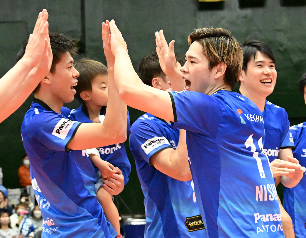 ベストプレイヤー賞に選ばれた大阪Bの西田有志
（右から2人目）（撮影・石井愛子）