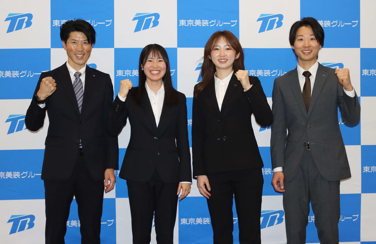 新体制会見に臨んだ東京美装の（左から）金子監督、佐藤、成田コーチ、渡部主将（撮影・保坂果那）