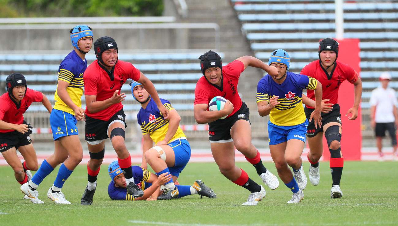 京都工学院対京都成章　後半、京都工学院・林宙（中央）は中央混戦から抜け出しトライを決める（2024年5月撮影）