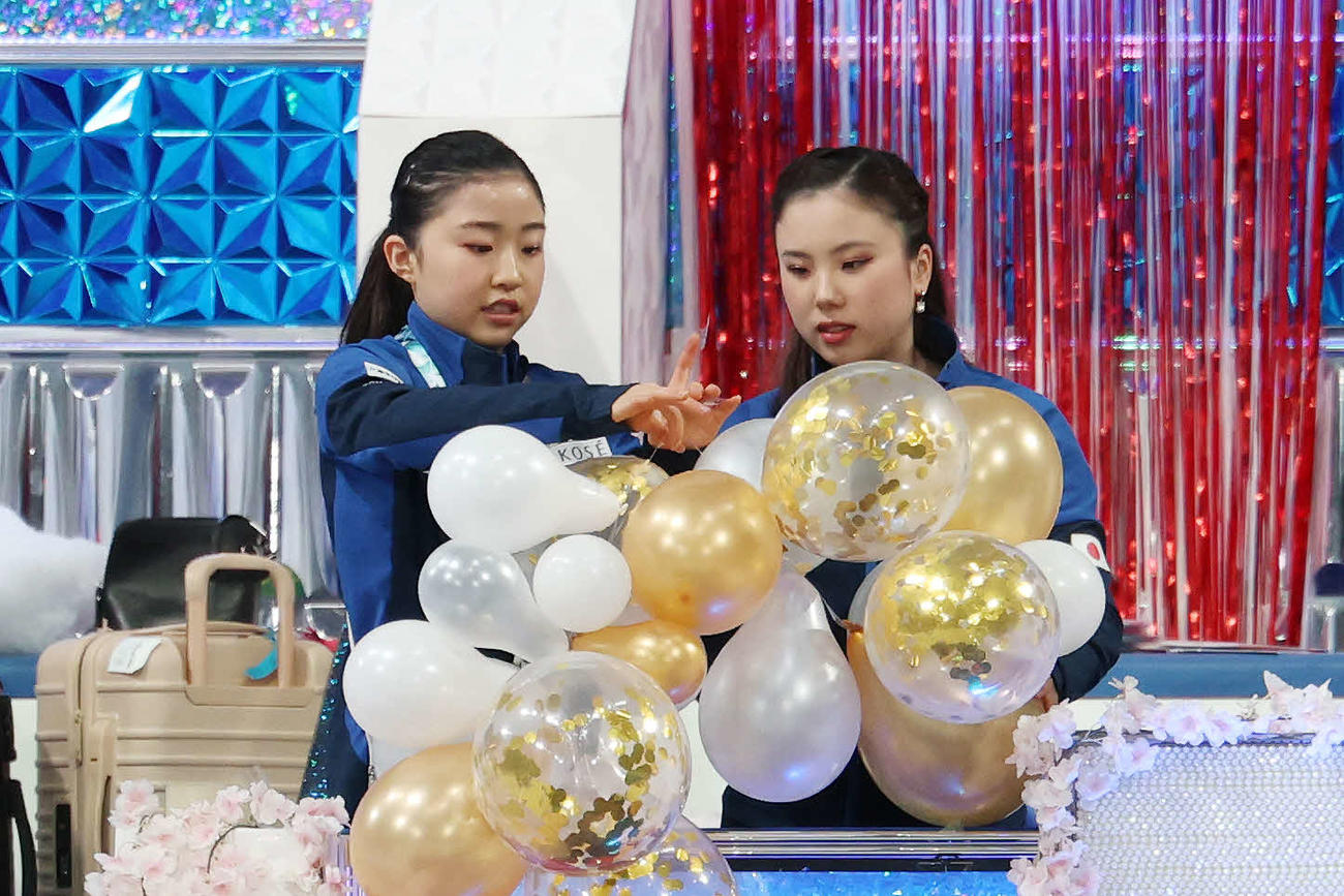 飾り付けをする千葉（左）と吉田（撮影・宮地輝）