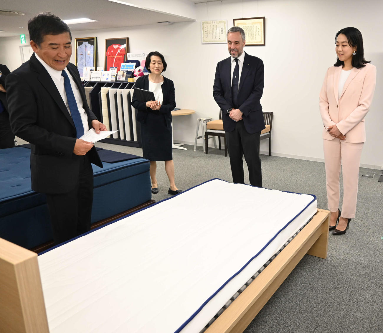 ミラノ・コルティナ五輪の選手村で提供されるエアウィーヴの寝具を見る浅田真央さん（右）（撮影・飯岡大暉）