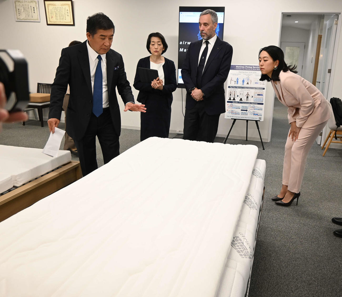 ミラノ・コルティナ五輪の選手村で提供されるエアウィーヴの寝具を見る浅田真央さん（右）（撮影・飯岡大暉）