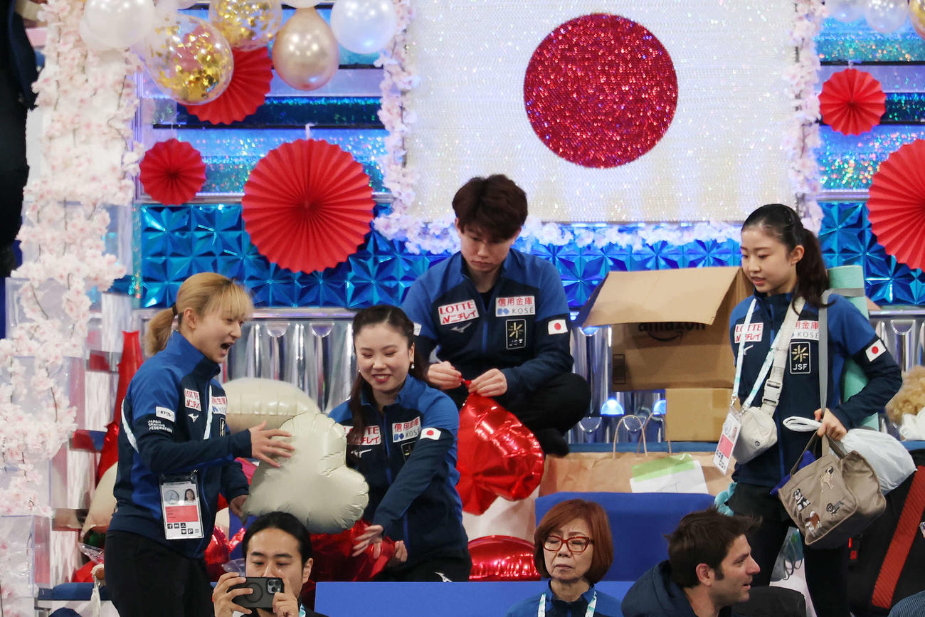 笑顔で飾り付けする左から坂本、吉田、森田、千葉（撮影・宮地輝）