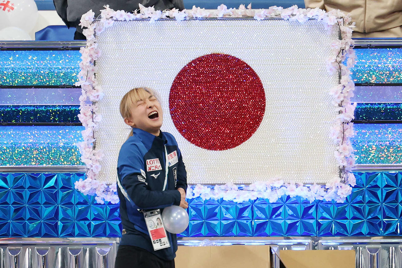 公式練習前、笑顔で飾り付けの準備をする坂本（撮影・宮地輝）