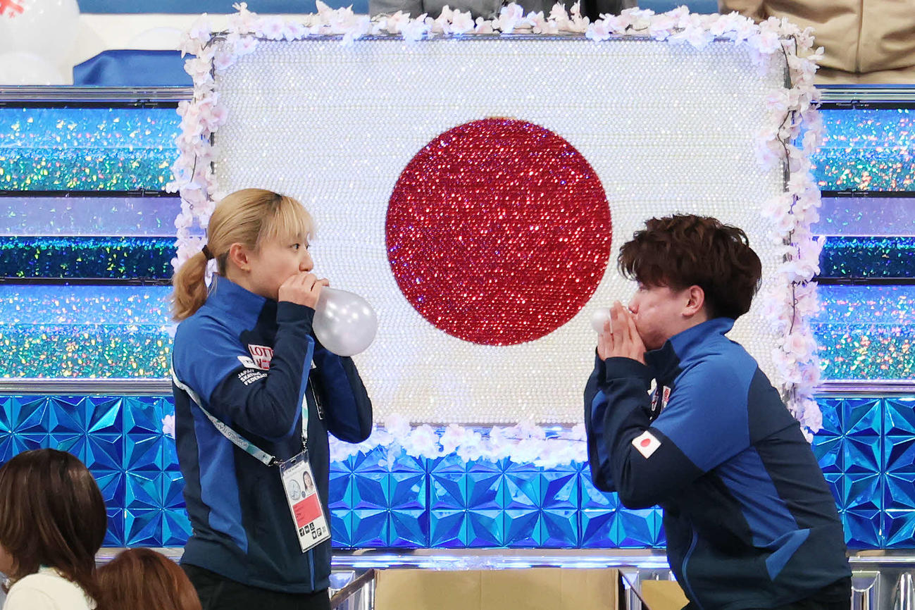 公式練習前、飾り付けの風船を膨らませる坂本（左）と森田（撮影・宮地輝）