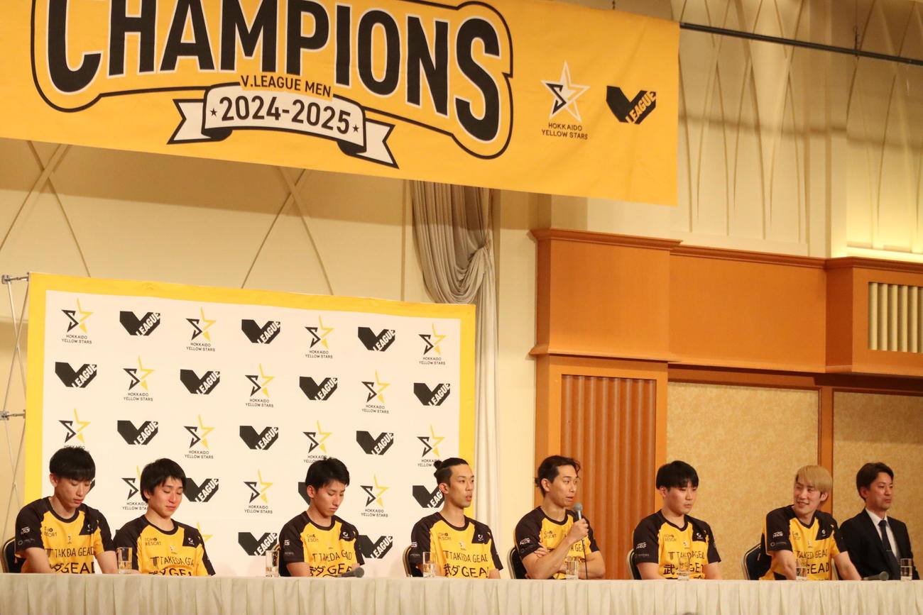 シーズン報告会に出席した北海道イエロースターズの選手ら（撮影・保坂果那）