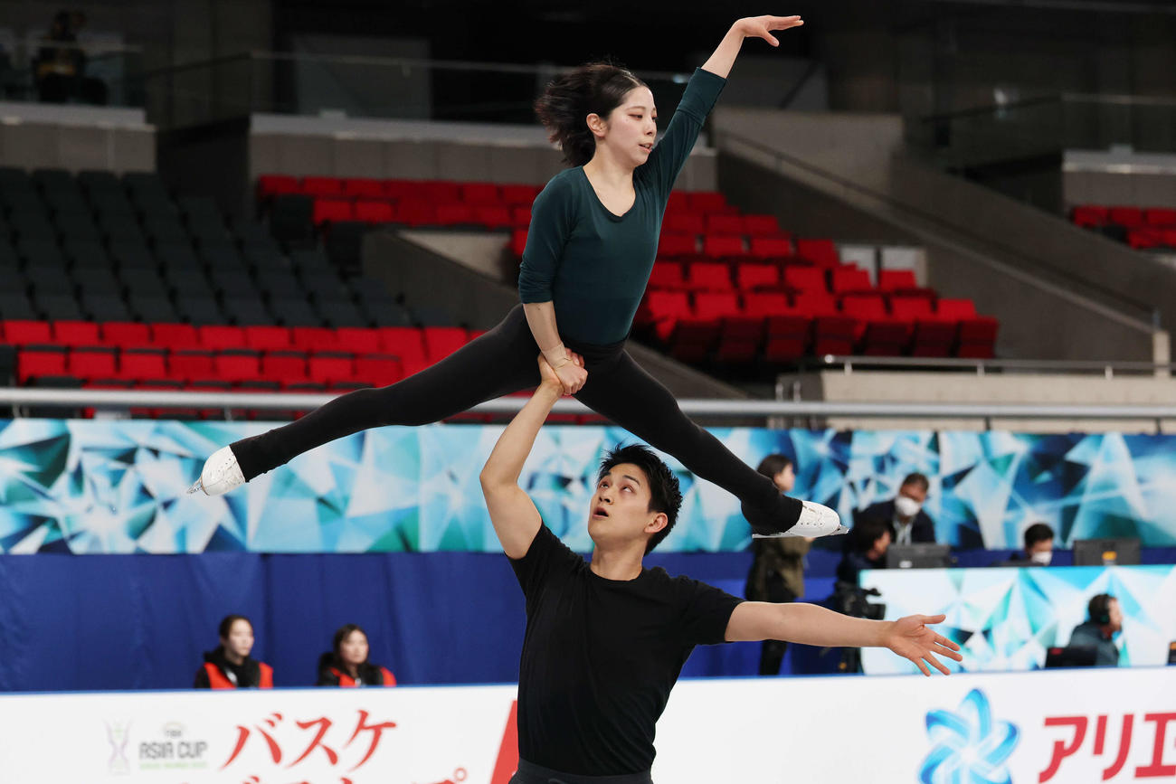 公式練習に臨む三浦、木原組（撮影・宮地輝）