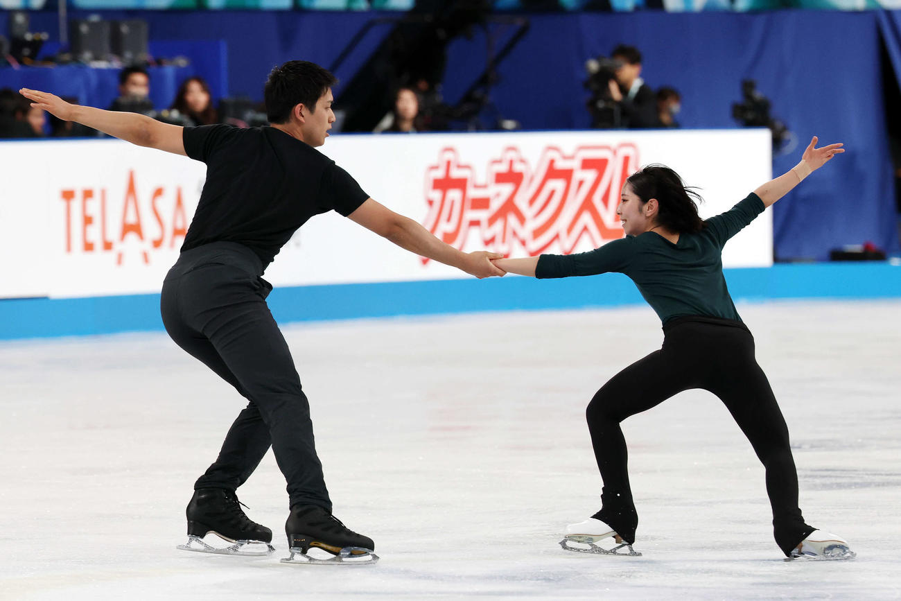 公式練習に臨む三浦、木原組（撮影・宮地輝）