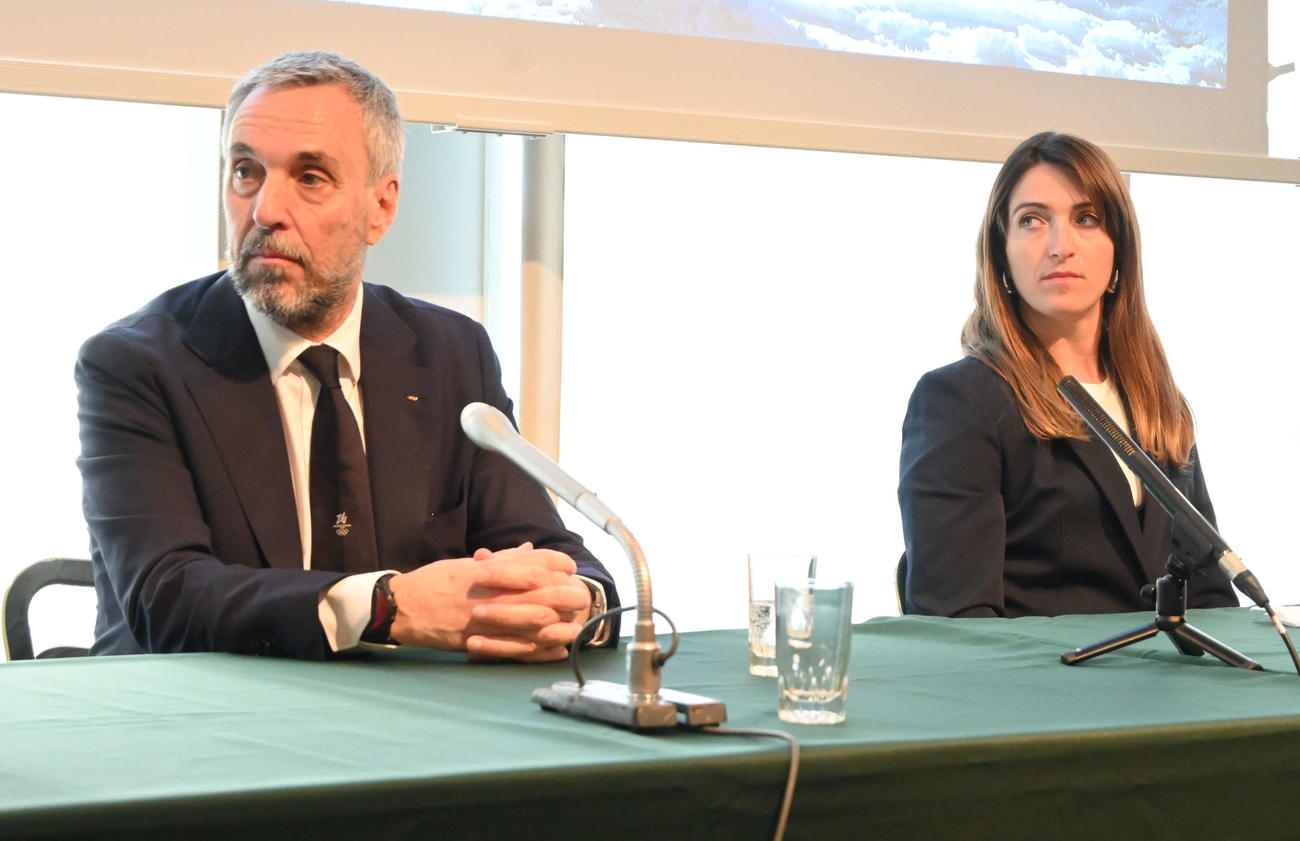 メディア説明会に臨む、ミラノ・コルティナ五輪組織委員会のアンドレア・バルニエ最高経営責任者（CEO、左）と陸上パリ・パラリンピックイタリア代表のマルティナ・カイロニ（撮影・飯岡大暉）