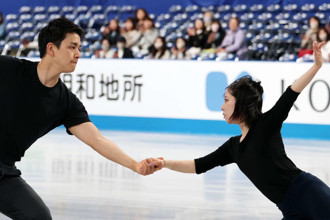 公式練習で演技の確認をする三浦、木原組（撮影・宮地輝）