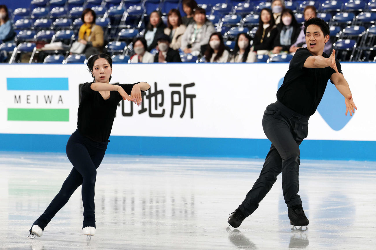 公式練習で演技の確認をする三浦、木原組（撮影・宮地輝）