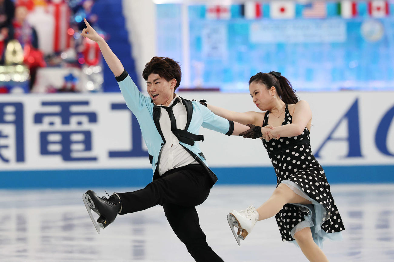 アイスダンスRD　華麗な演技を披露する吉田、森田組（撮影・宮地輝）