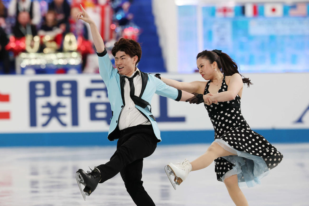 アイスダンスRD　華麗な演技を披露する吉田、森田組（撮影・宮地輝）