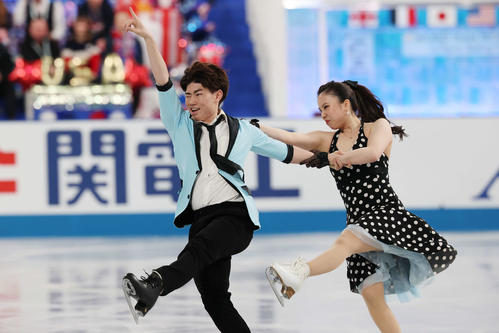 アイスダンスRD　華麗な演技を披露する吉田、森田組（撮影・宮地輝）