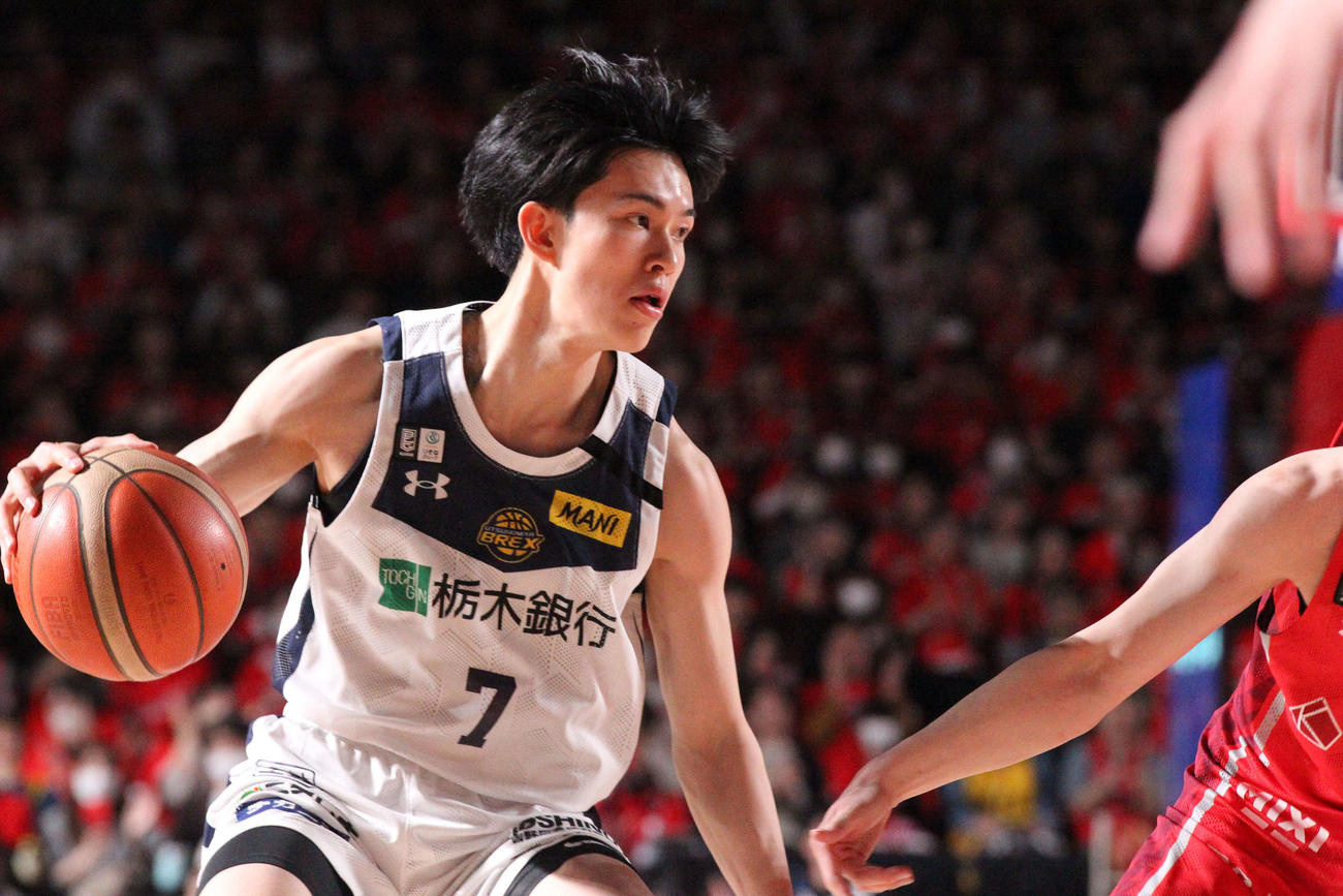 千葉J対宇都宮　ドリブルを仕掛ける宇都宮の22歳・小川敦也（撮影・沢田啓太郎）