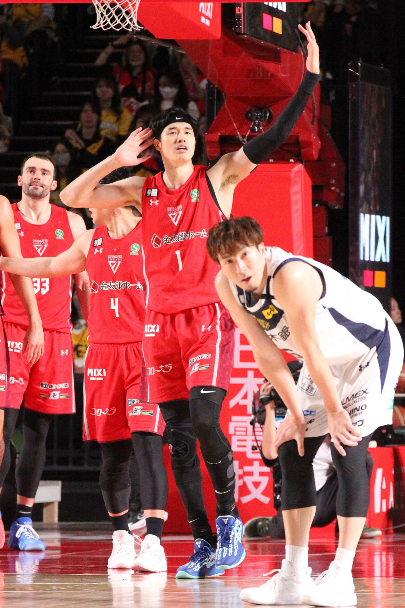 千葉J対宇都宮　第4Q終盤、勝利を決定づける2点シュート＆バスケットカウントを獲得し、ファンをあおる千葉Jの渡辺雄太。手前は宇都宮の比江島慎（撮影・沢田啓太郎）