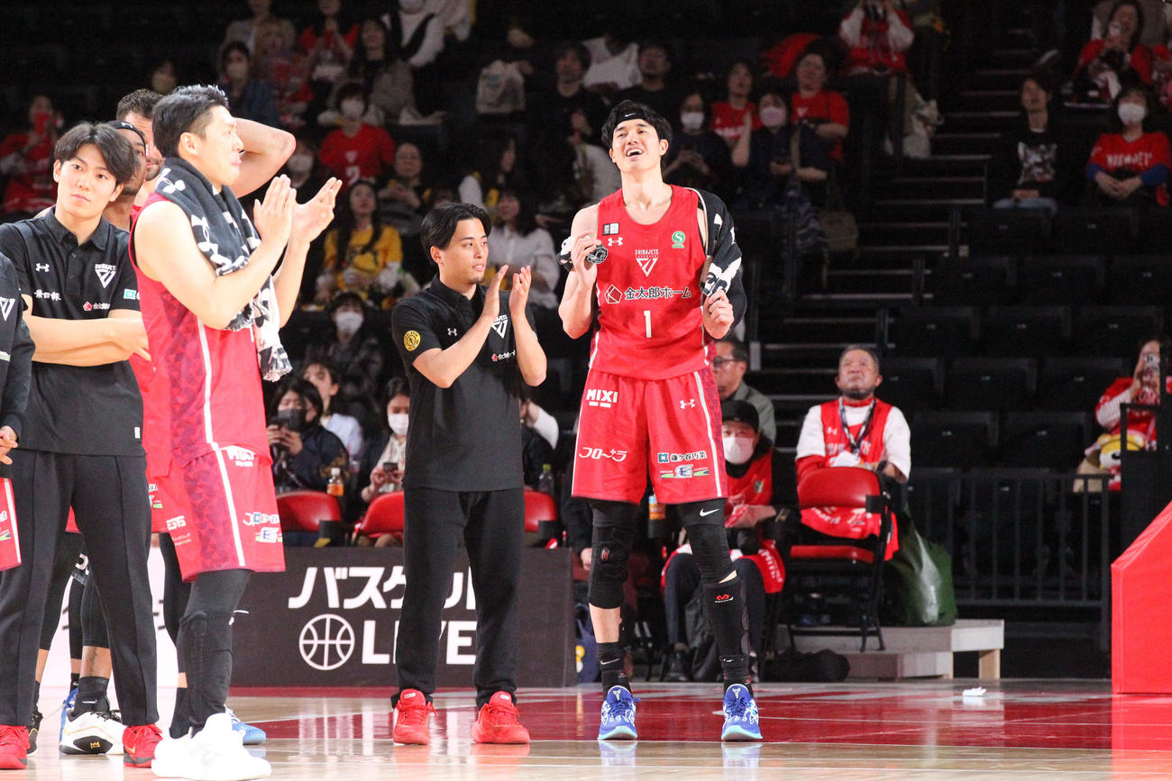 千葉J対宇都宮　ケガから復帰初戦を勝利で飾り、笑顔を見せる千葉Jの渡辺雄太。左は富樫勇樹（撮影・沢田啓太郎）
