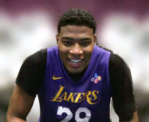 オンラインで取材に応じるNBAレーカーズの八村（共同）