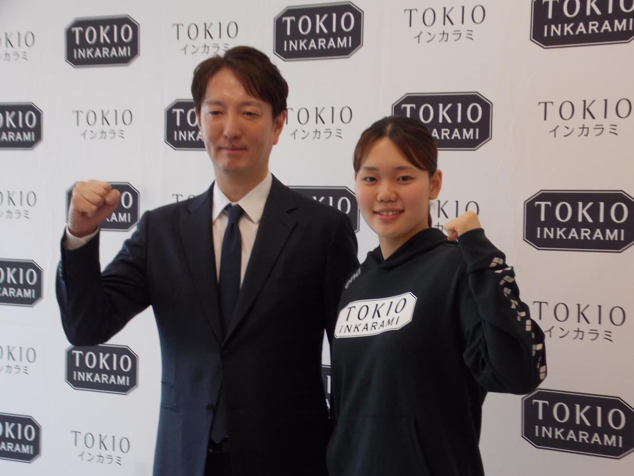 TOKIOインカラミへの所属が決まった平井瑞希（右）とイフイングの冬廣應尚社長（撮影・松本航）