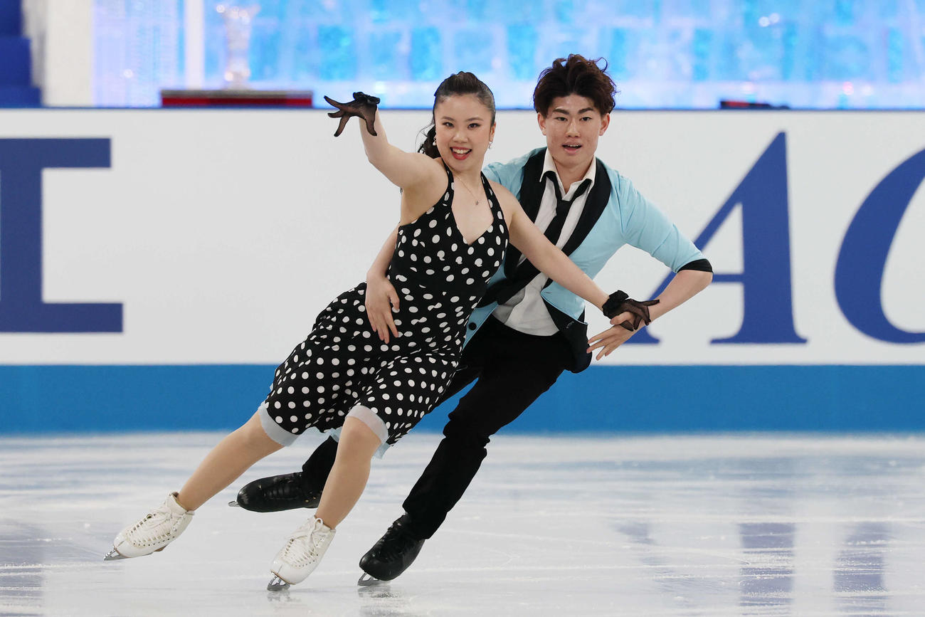 アイスダンスRD　華麗な演技を披露する吉田、森田組（撮影・宮地輝）