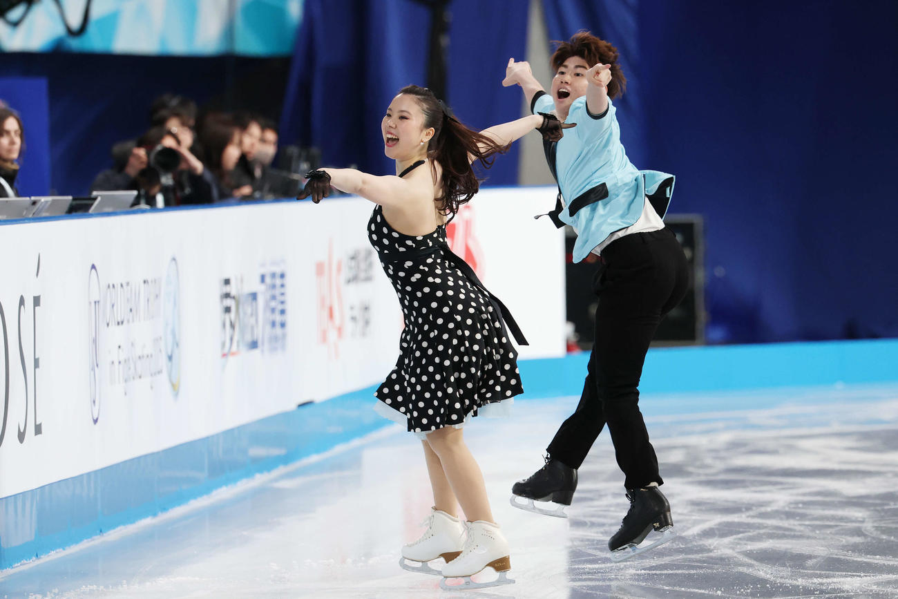 アイスダンスRD　華麗な演技を披露する吉田、森田組（撮影・宮地輝）