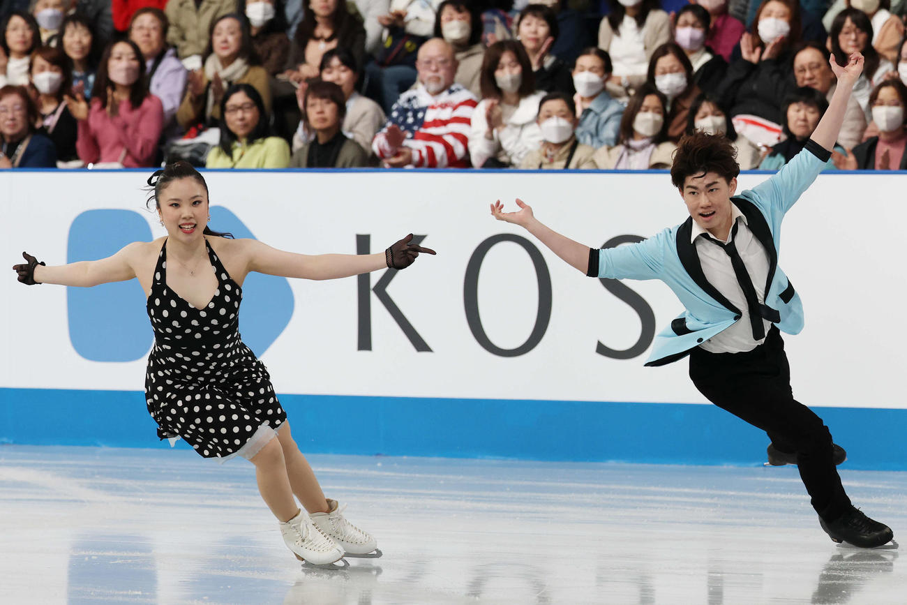 アイスダンスRD　華麗な演技を披露する吉田、森田組（撮影・宮地輝）