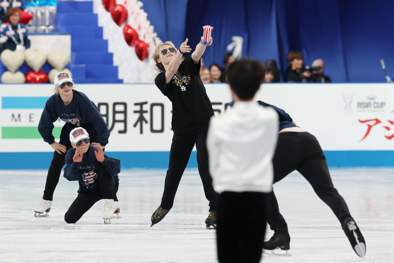 オープニングセレモニーで野球のパフォーマンスをするマリニン（左から3人目）ら（撮影・宮地輝）