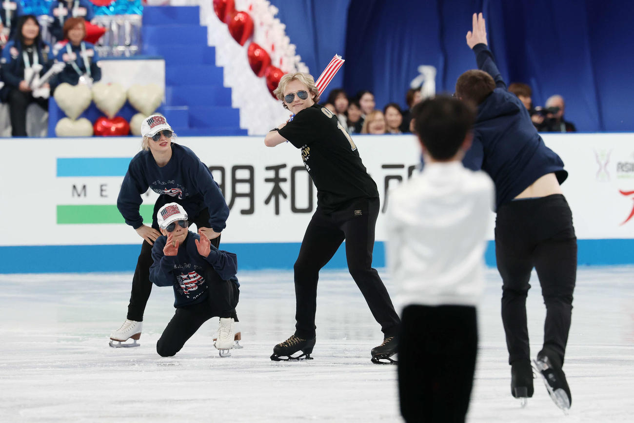 オープニングセレモニーで野球のパフォーマンスをするマリニン（左から3人目）ら（撮影・宮地輝）