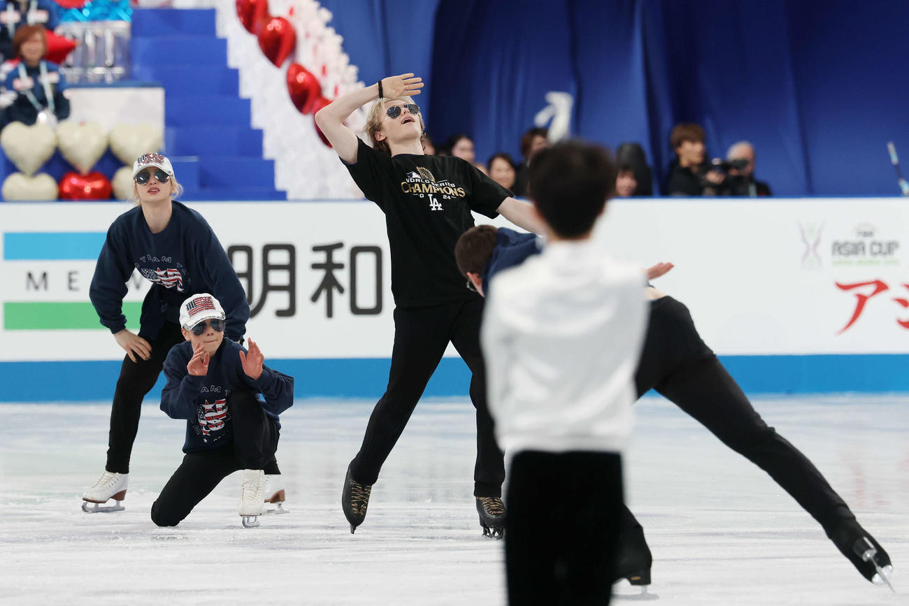 オープニングセレモニーで野球のパフォーマンスをするマリニン（左から3人目）ら（撮影・宮地輝）