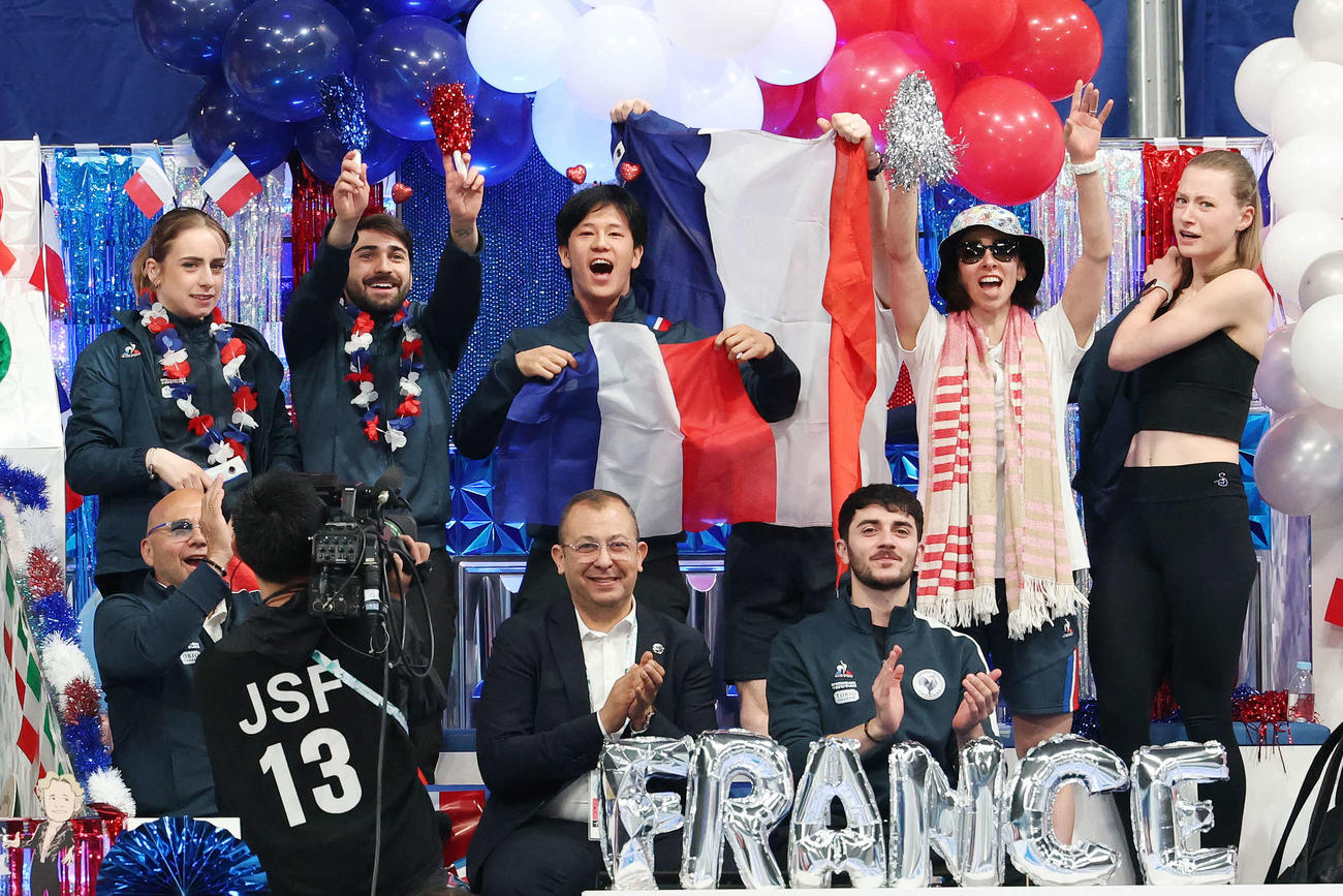 盛り上がるフランスの応援席（撮影・宮地輝）