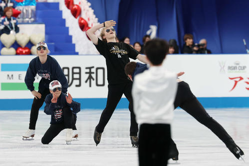 オープニングセレモニーで野球のパフォーマンスをするマリニン(左から3人目)ら(撮影・宮地輝)