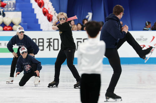 オープニングセレモニーで野球のパフォーマンスをするマリニン(左から3人目)ら(撮影・宮地輝)