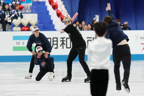 オープニングセレモニーで野球のパフォーマンスをするマリニン(左から3人目)ら(撮影・宮地輝)