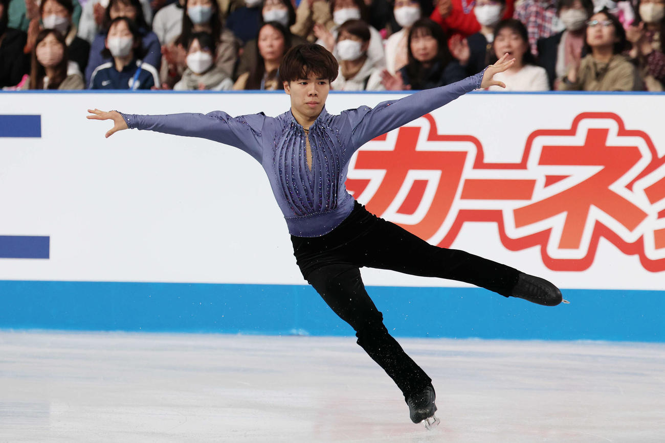 男子SP　華麗な演技を披露する佐藤（撮影・宮地輝）