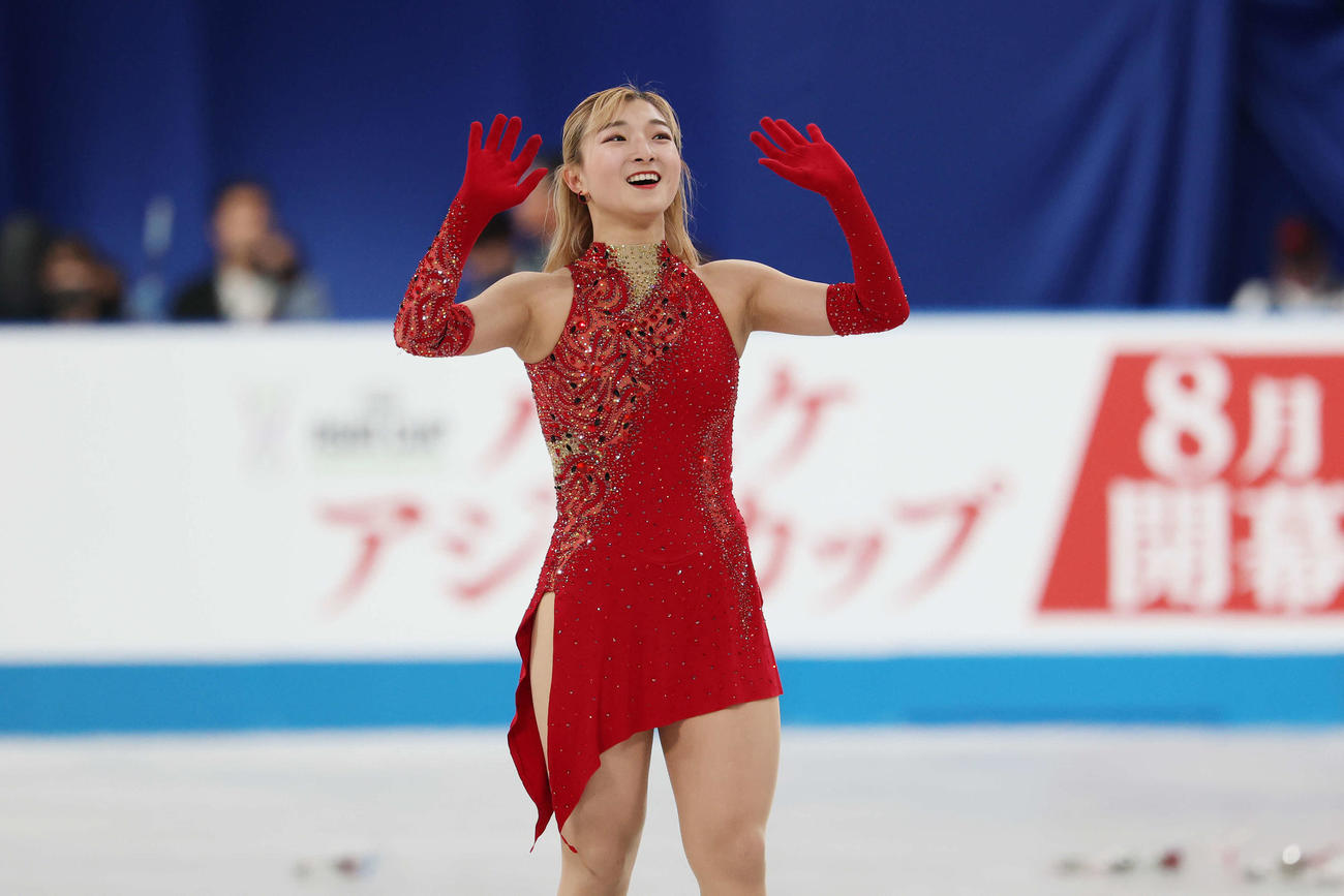 女子SP　演技を終え笑顔で手を振る坂本（撮影・宮地輝）