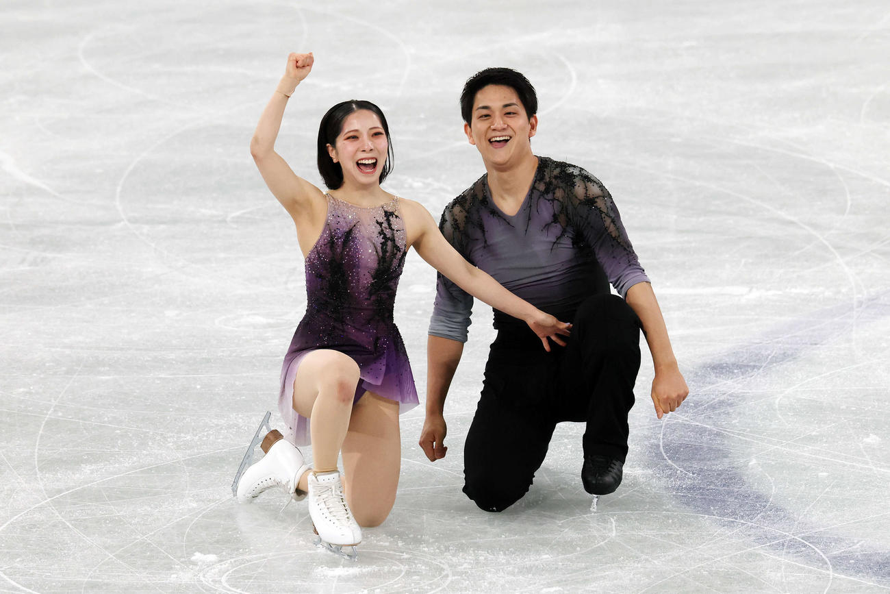 ペアSP　華麗な演技を披露しガッツポーズする三浦、木原組（撮影・宮地輝）