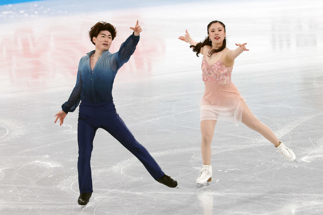 アイスダンスFD　華麗な演技を披露する吉田、森田組（撮影・宮地輝）