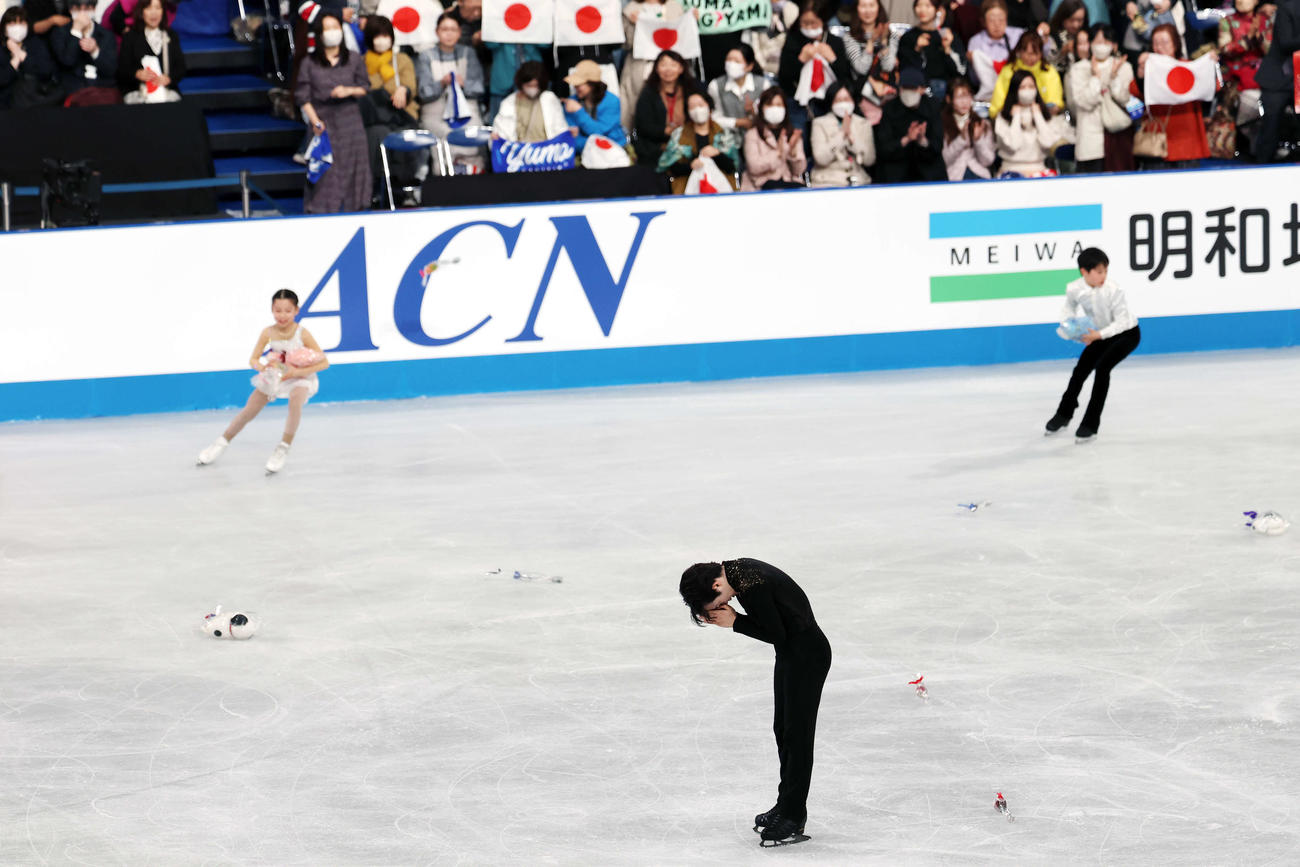 男子フリー　演技を終え悔しい表情を見せる鍵山（撮影・宮地輝）