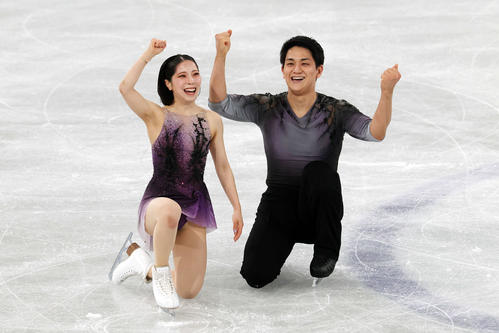 ペアSP　華麗な演技を披露しガッツポーズする三浦、木原組（撮影・宮地輝）