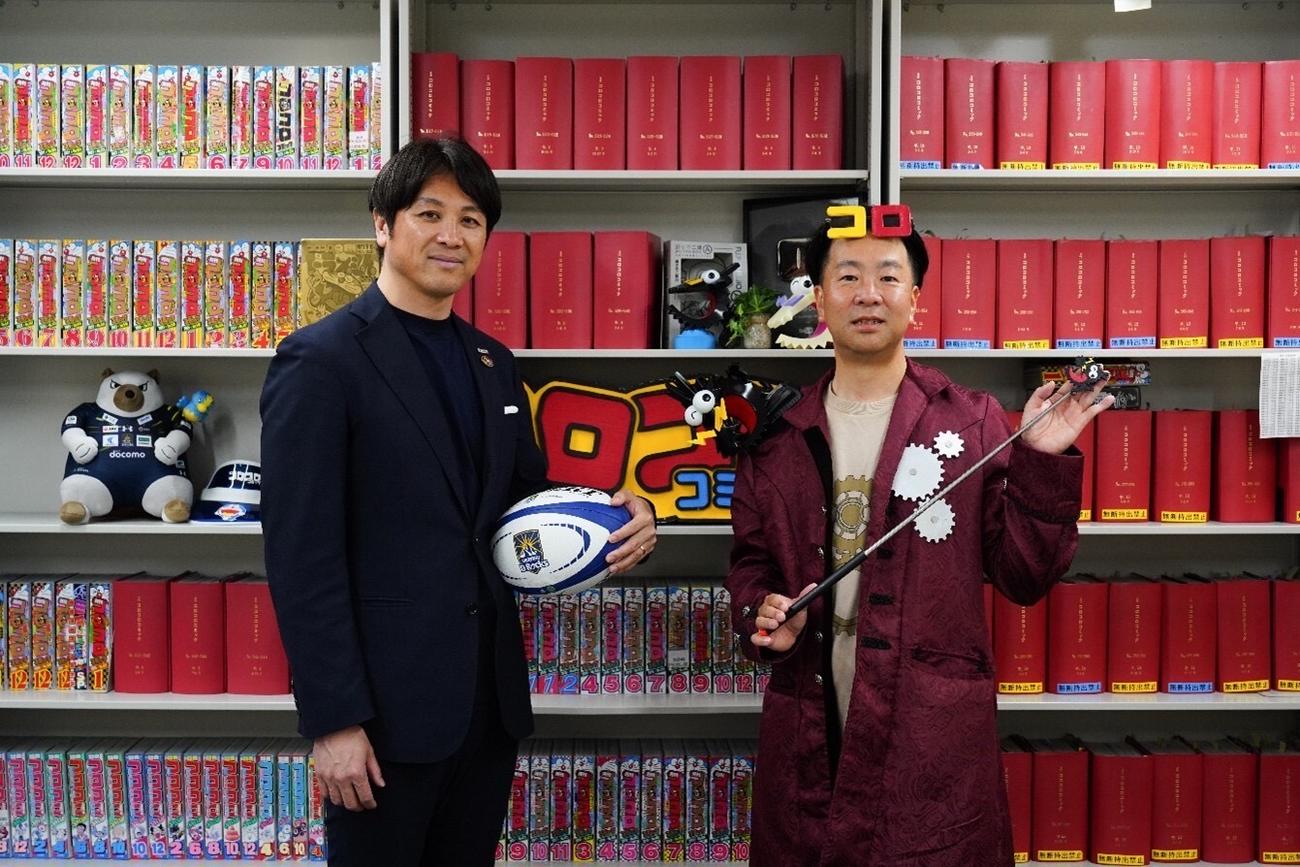 包括連携協定締結を喜ぶ浦安の内山浩文ゼネラルディレクター（左）とコロコロコミック研究所の小林浩一氏（チーム提供）