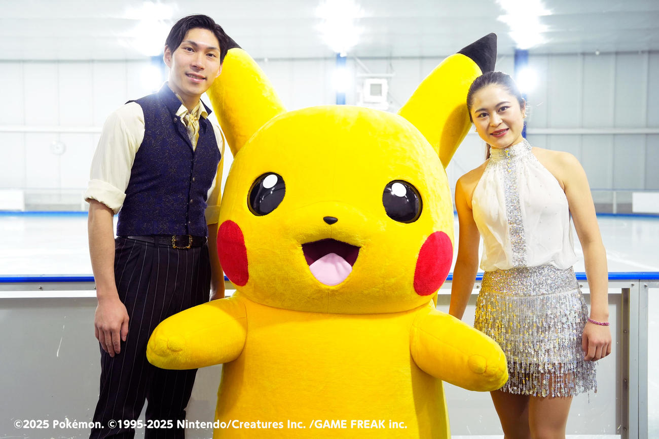 ピカチュウと写真に納まる田中刑事さん（左）、宮原知子さん