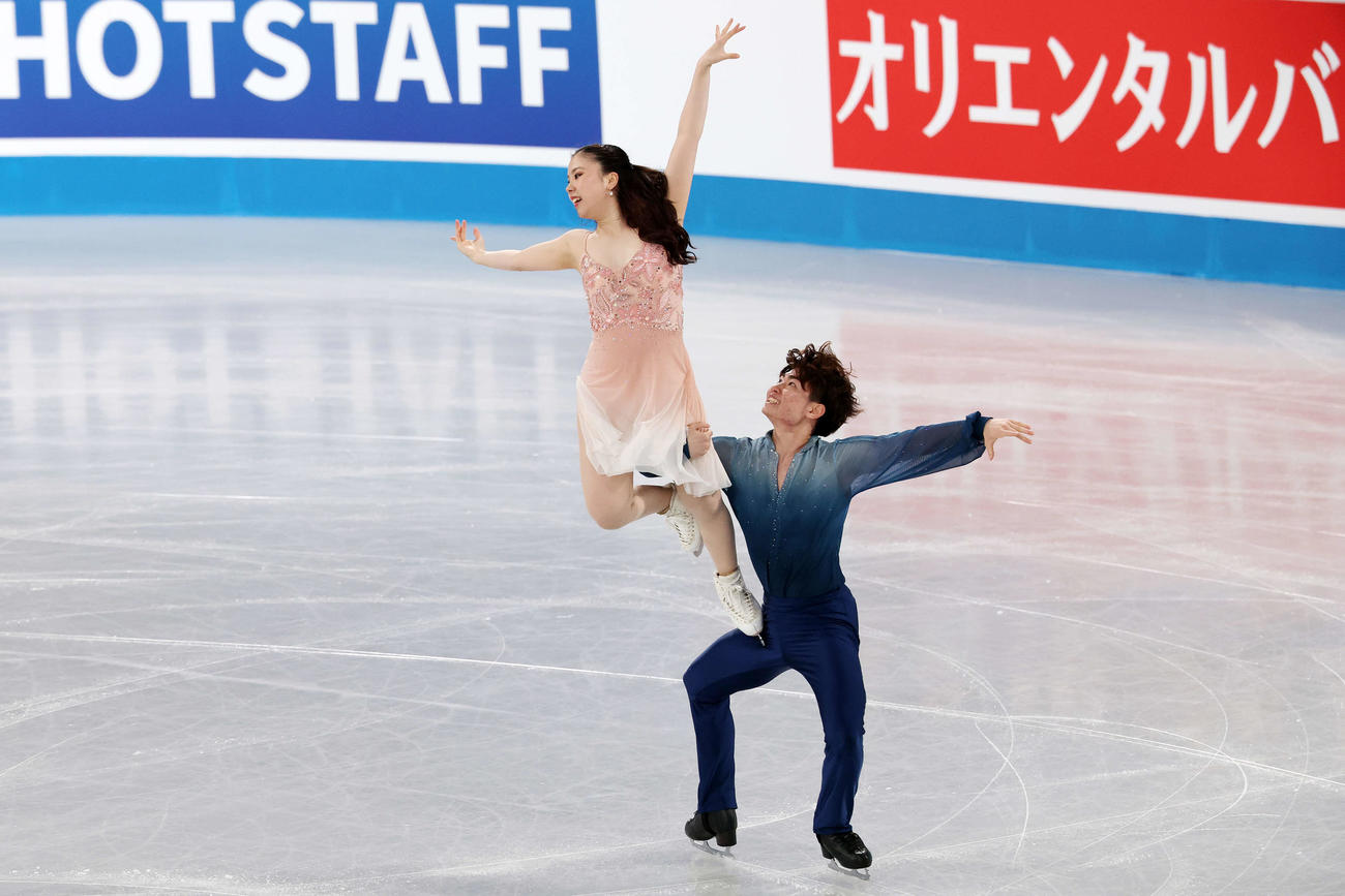 アイスダンスFD　華麗な演技を披露する吉田、森田組（撮影・宮地輝）