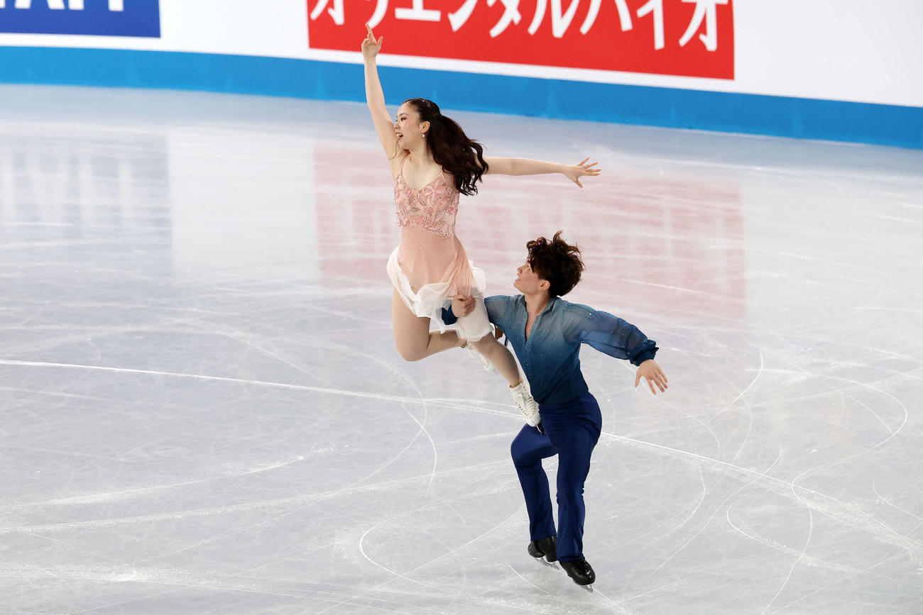 アイスダンスFD　華麗な演技を披露する吉田、森田組（撮影・宮地輝）